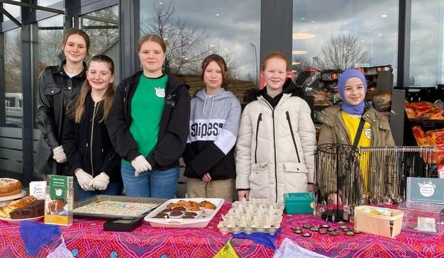 März 2023: Kuchen-Spendenstand vor REWE in Dortmund Mengede